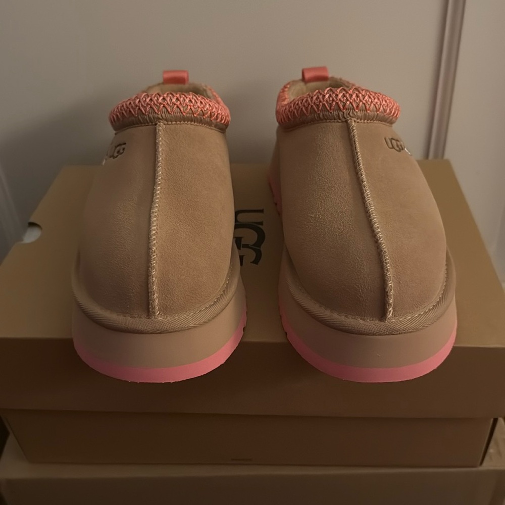 Ugg Tazz love size 9 NWT
Arroyo tropical pink